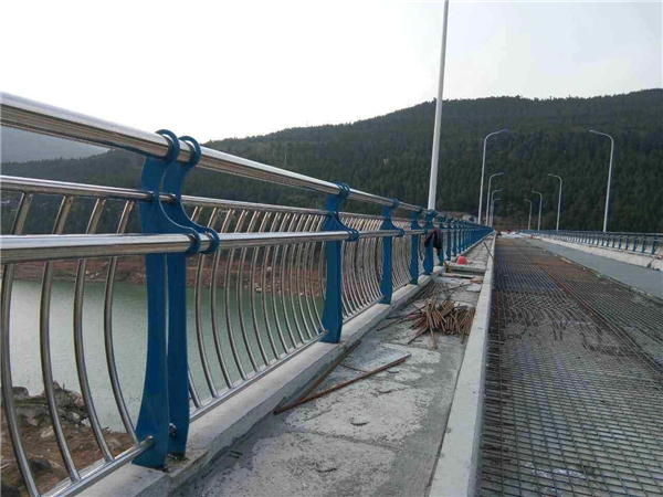 梅州不锈钢桥梁护栏的特点及其在桥梁安全中的重要作用