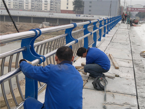 梅州不锈钢河道护栏的特性及其在城市景观中的应用