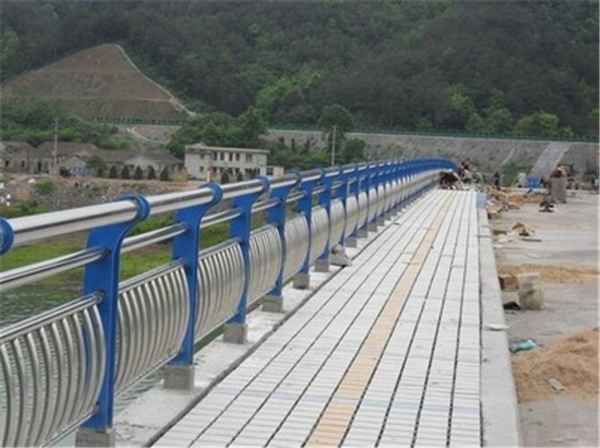 梅州不锈钢桥梁护栏的特性及其在现代建筑中的应用